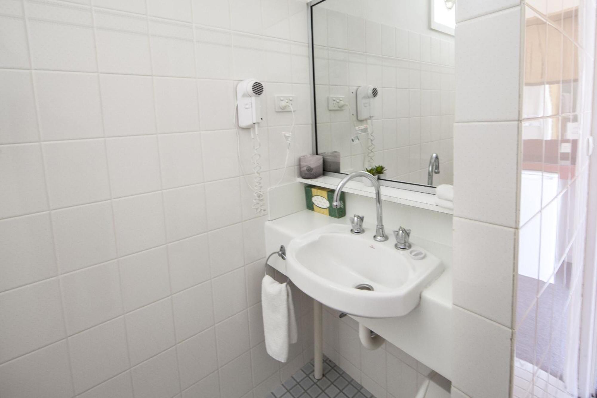 Redhill Cooma Motor Inn Εξωτερικό φωτογραφία