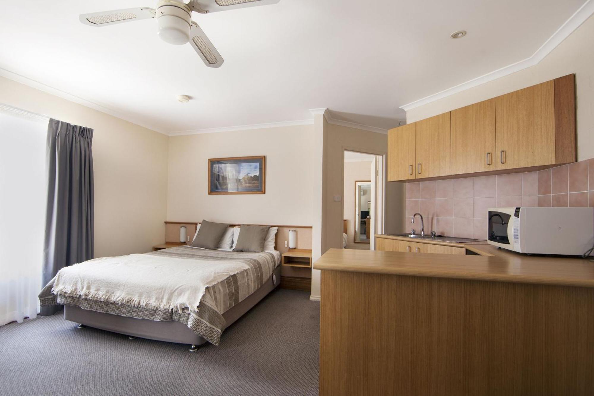 Redhill Cooma Motor Inn Εξωτερικό φωτογραφία