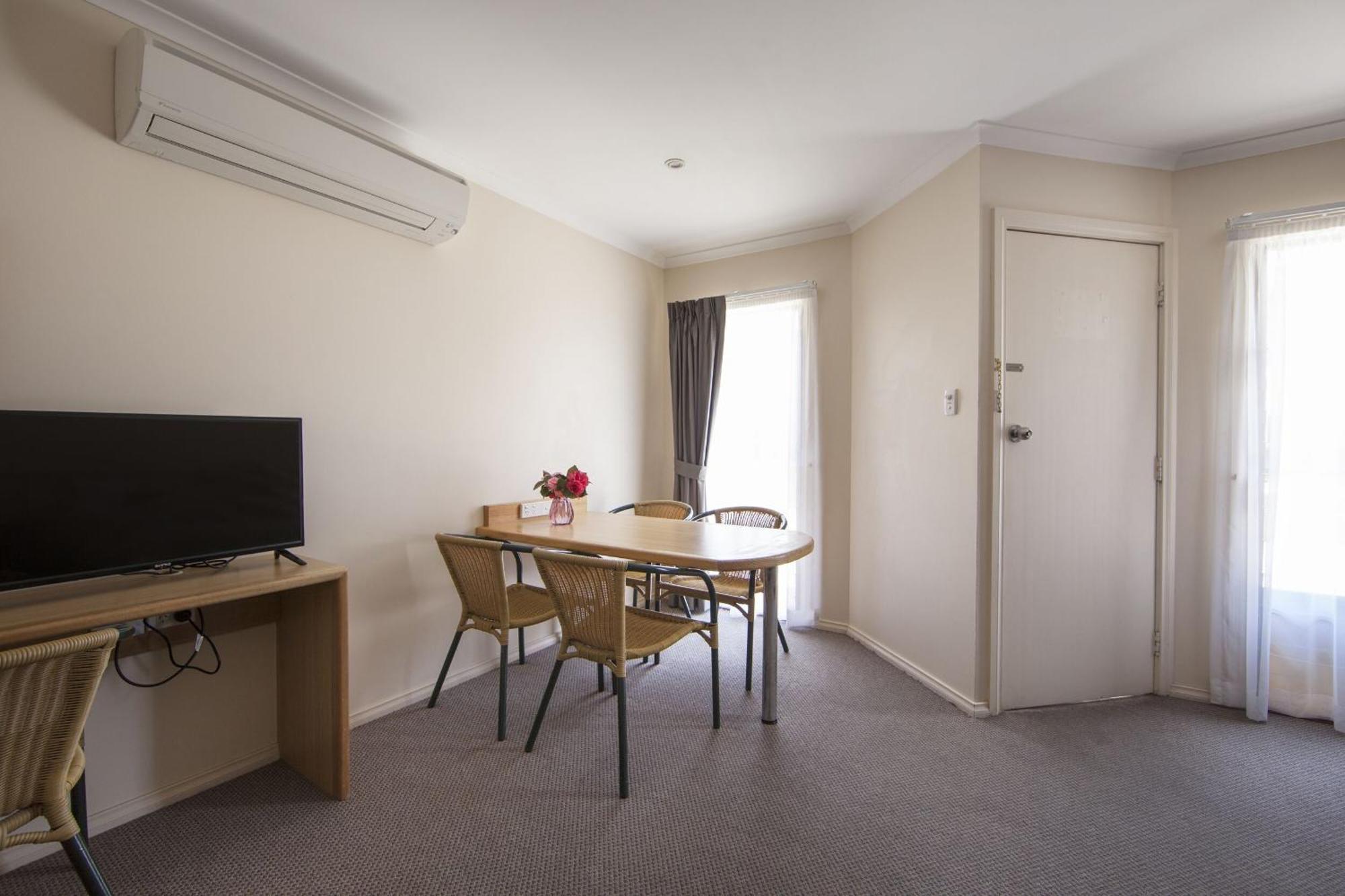 Redhill Cooma Motor Inn Εξωτερικό φωτογραφία