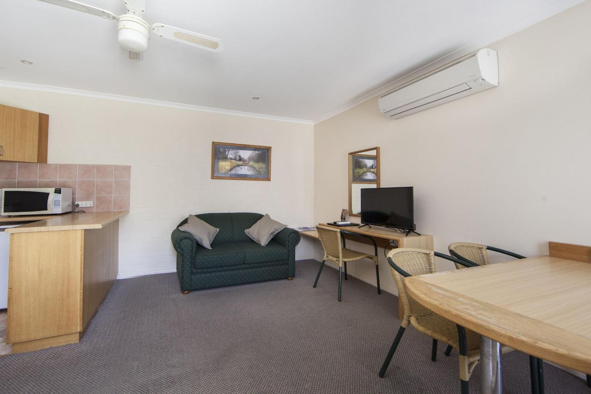 Redhill Cooma Motor Inn Εξωτερικό φωτογραφία