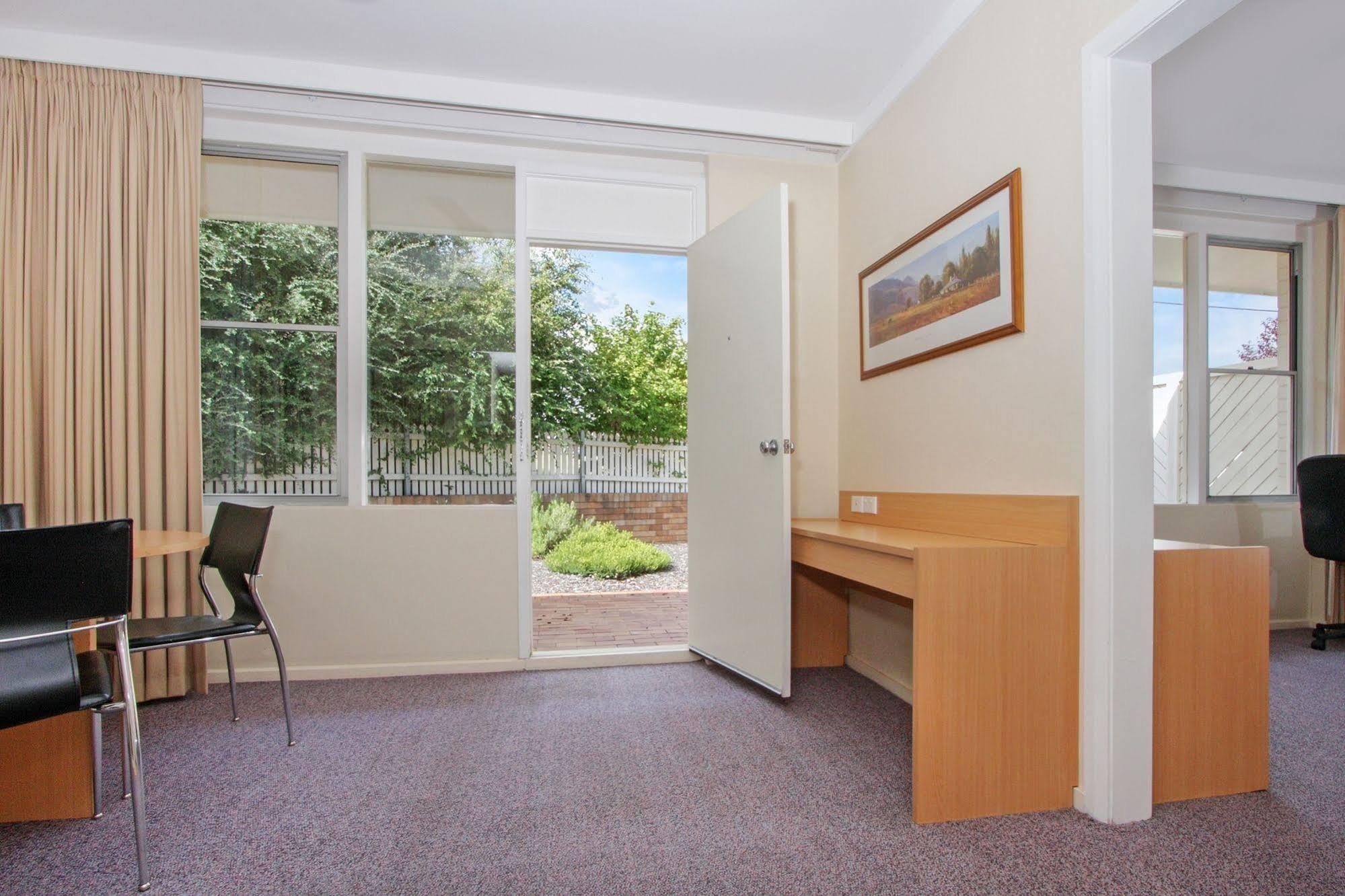 Redhill Cooma Motor Inn Εξωτερικό φωτογραφία