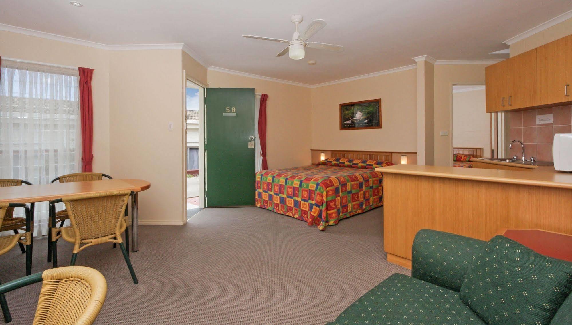 Redhill Cooma Motor Inn Εξωτερικό φωτογραφία
