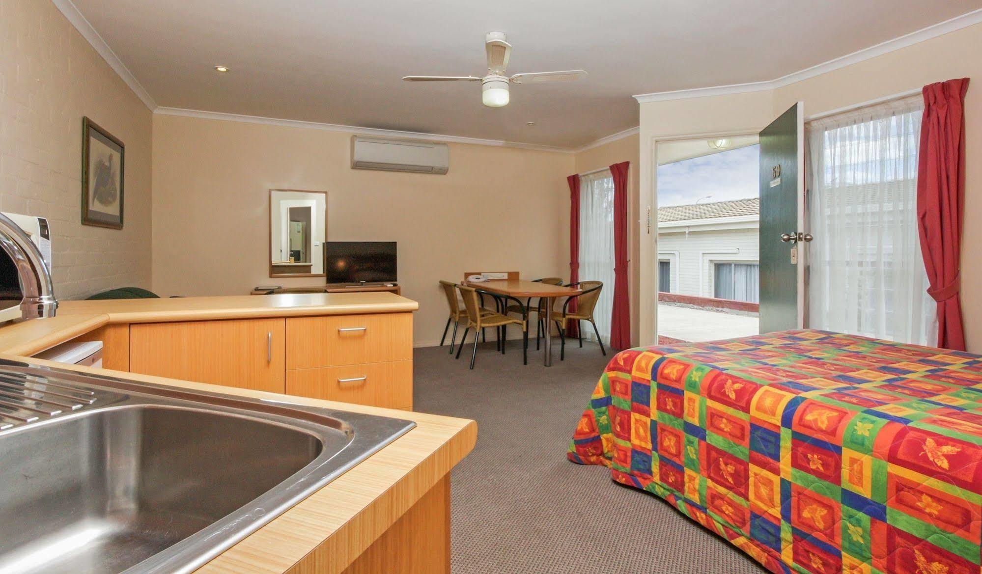 Redhill Cooma Motor Inn Εξωτερικό φωτογραφία